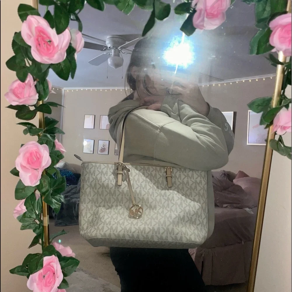 Michael Kors Jet Set Travel Tote Bag - Picture 8 of 9